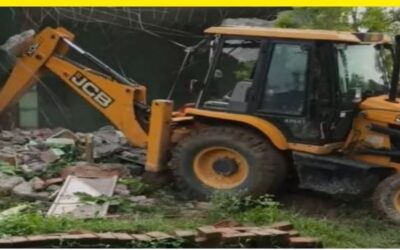 बलात्कार आरोपीको घरबाट सामान हटाएपछि बुलडोजरले भत्काएको भवन