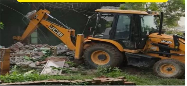बलात्कार आरोपीको घरबाट सामान हटाएपछि बुलडोजरले भत्काएको भवन